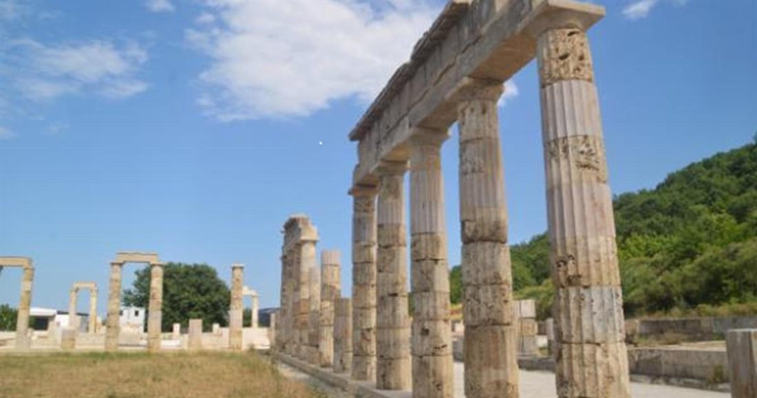 The restored stone columns of the palace of Aigai at Vergina under a blue sky, a stop on a Thessaloniki shore excursion.