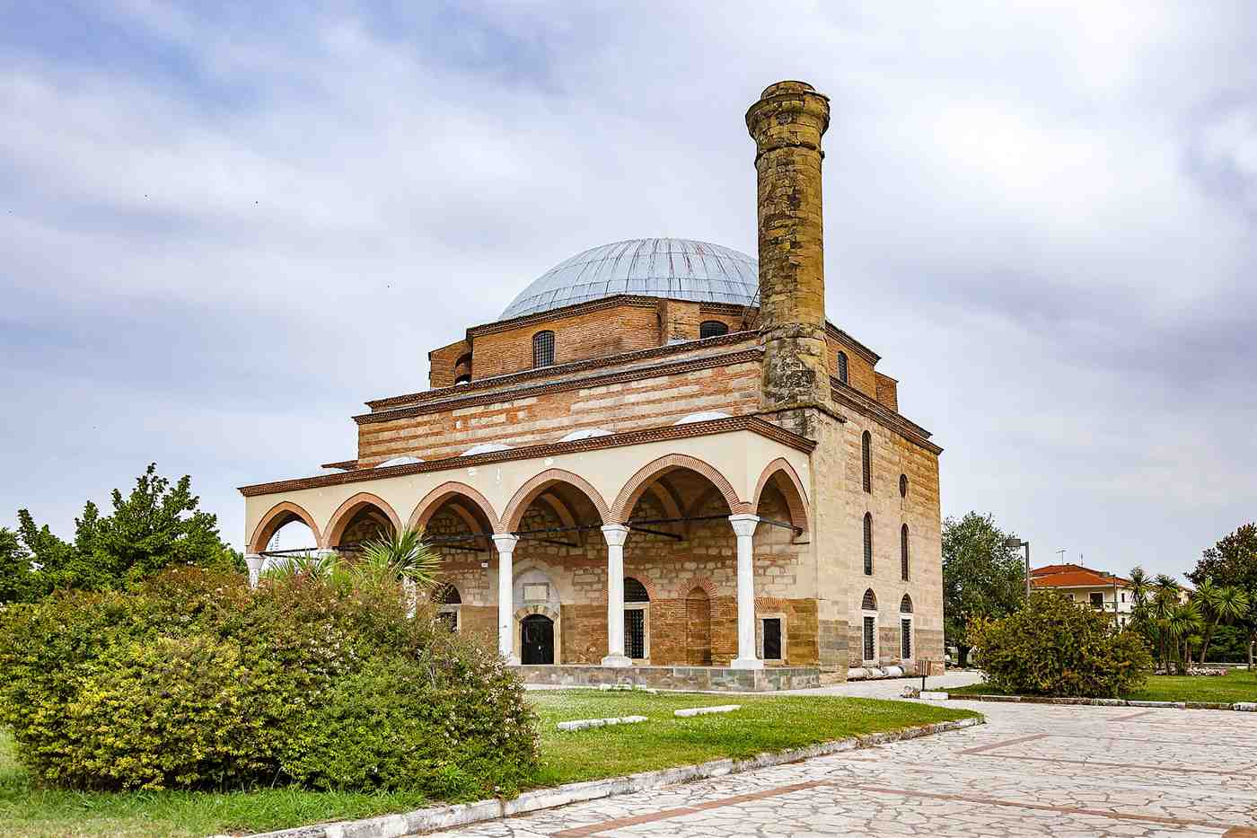 Trikala tours at the Koursoum Mosque with its dome, arcade and minaret in Trikala