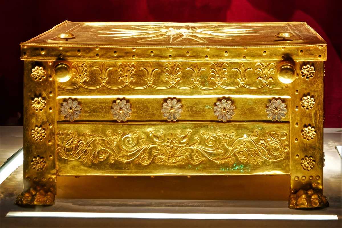 The golden larnax of Philip II, with the Vergina Sun on its lid, in the Royal Tombs museum that Vergina tickets open
