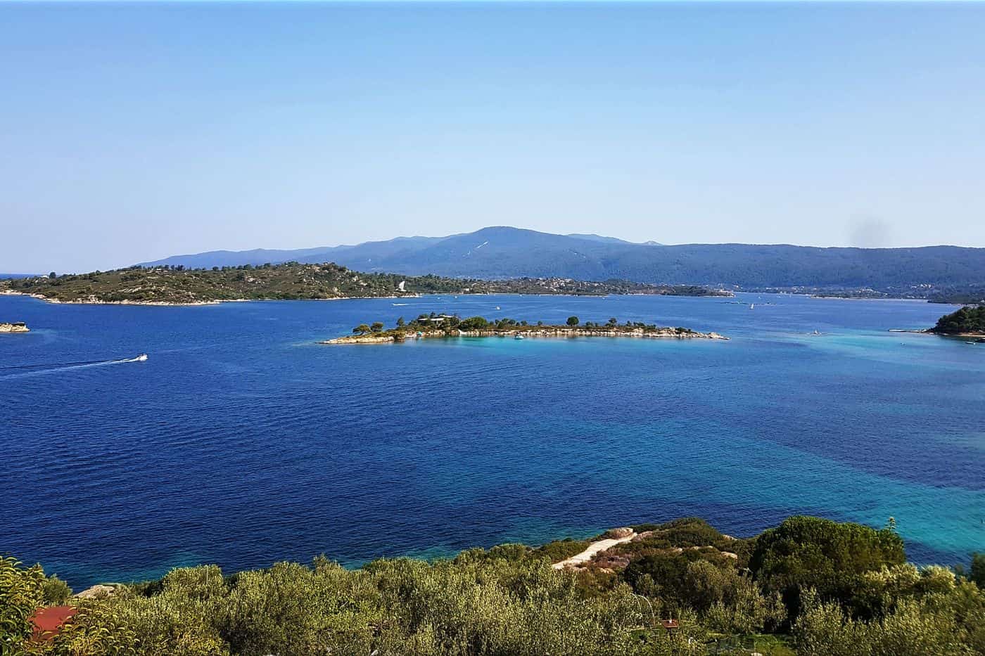 Vourvourou tours sail across the turquoise bay and islets off the east coast of Sithonia